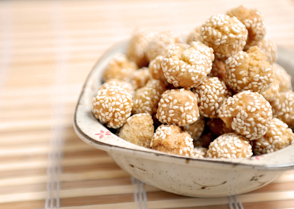 Chinese Sesame Cookie Balls - A traditional Chinese New Year treat, it symbolizes smile and happiness. Deep fried to golden perfection, they are crunchy and delicious!